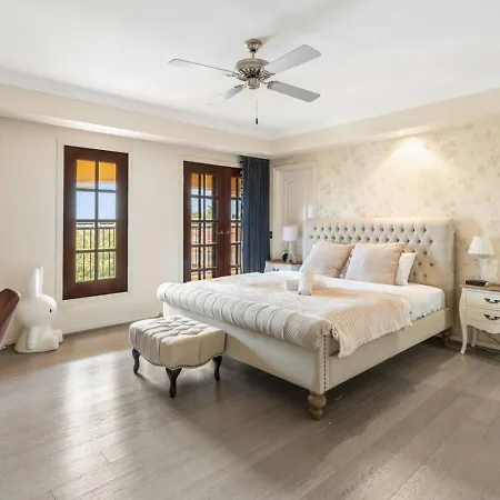 Holiday home Luxe Spacious Family With Pool And Patio