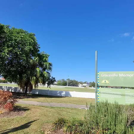 Your Cozy Retreat In Graceville Guest house