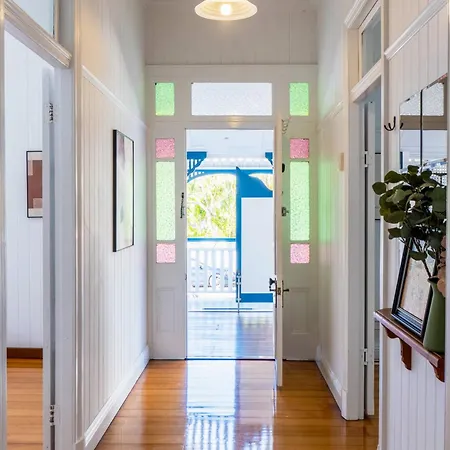 The Hunt House - Heritage Charm, Prime Location Brisbane
