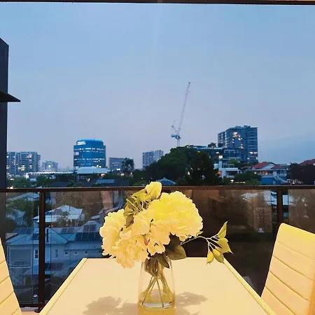 Toowong Cozy 2b2b Retreat With Balcony And Parking Brisbane