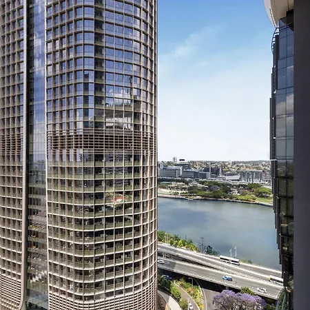 Modern Escape With Pool Access And Views * Brisbane
