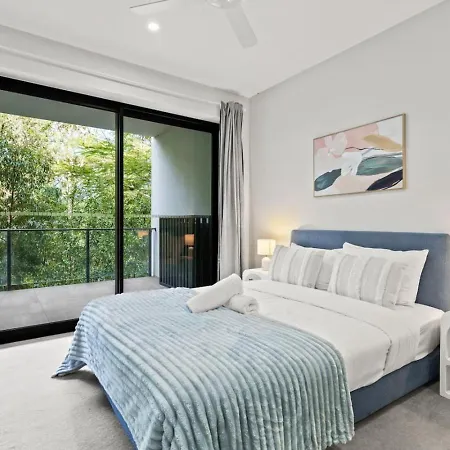 Apartment Modern Retreat Two Ensuite Bedrooms And Walk To Shops *