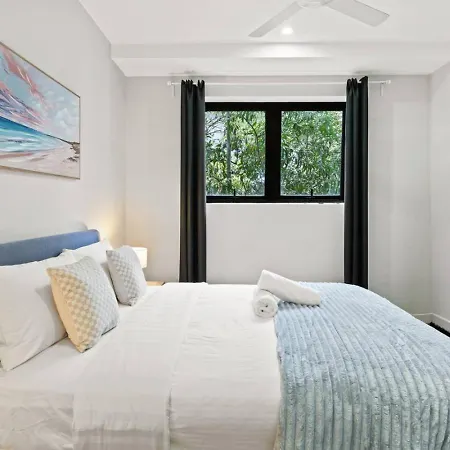 Modern Retreat Two Ensuite Bedrooms And Walk To Shops *