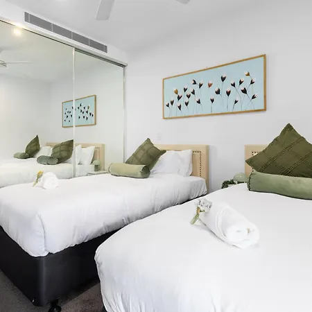 Apartment West End 2br Gem With Rooftop Pool, Balcony & Parking
