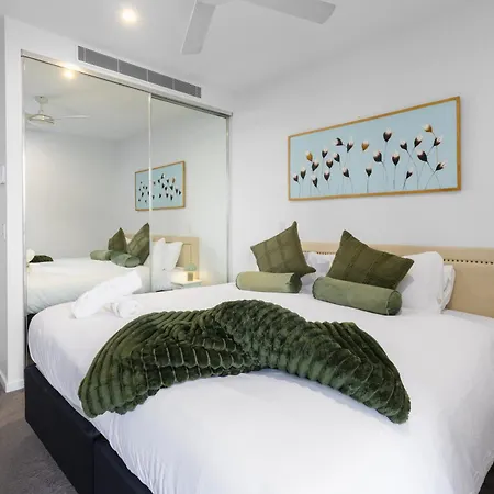 Apartment West End 2br Gem With Rooftop Pool, Balcony & Parking *