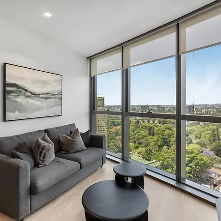 Modern Escape With Pool Access And Views * Brisbane