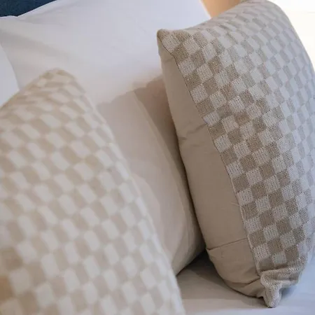 Modern Retreat Two Ensuite Bedrooms And Walk To Shops * Brisbane