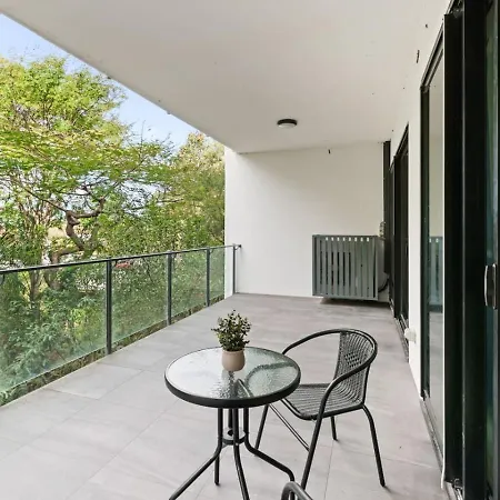 Apartment Modern Retreat Two Ensuite Bedrooms And Walk To Shops *