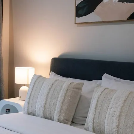Modern Retreat Two Ensuite Bedrooms And Walk To Shops Brisbane