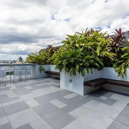 Apartment West End 2br Gem With Rooftop Pool, Balcony & Parking
