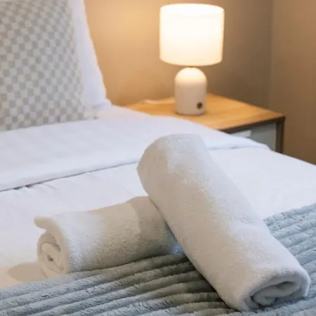 Modern Retreat Two Ensuite Bedrooms And Walk To Shops Apartment Brisbane