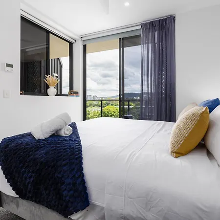 Apartment West End 2br Gem With Rooftop Pool, Balcony & Parking *