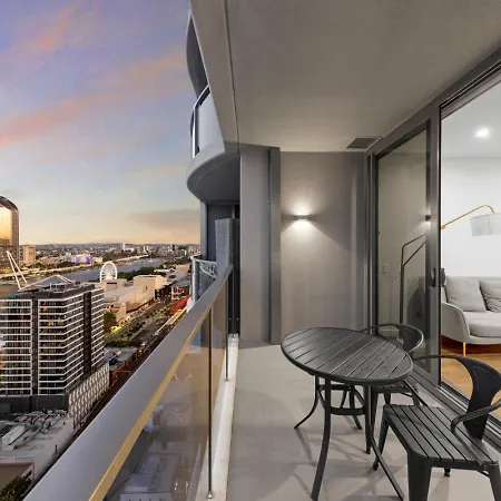 Skyline Framed 1br At Lucid Apartment