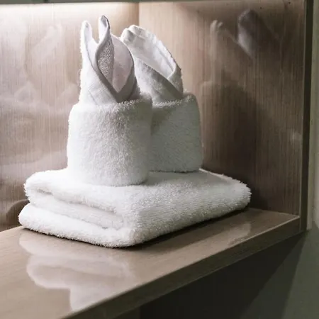 Apartment Modern Retreat Two Ensuite Bedrooms And Walk To Shops Brisbane