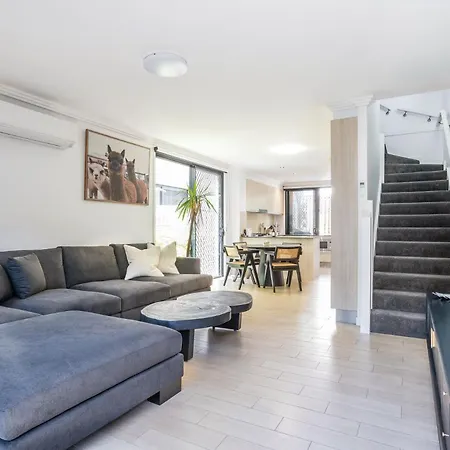 East Village Collective Poolside Urban Ease 15 Min To Airport Apartment