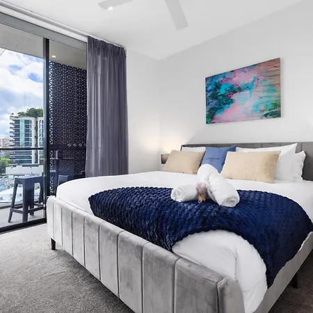West End 2br Gem With Rooftop Pool, Balcony & Parking Apartment *
