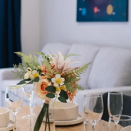 Modern Retreat Two Ensuite Bedrooms And Walk To Shops * Brisbane