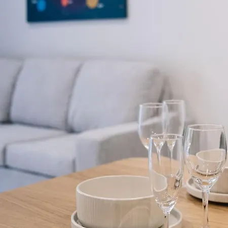 Modern Retreat Two Ensuite Bedrooms And Walk To Shops Apartment