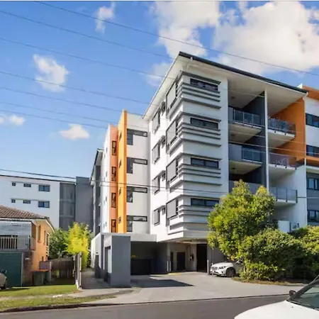 Modern Retreat Two Ensuite Bedrooms And Walk To Shops Apartment *