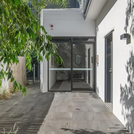 Modern Retreat Two Ensuite Bedrooms And Walk To Shops
