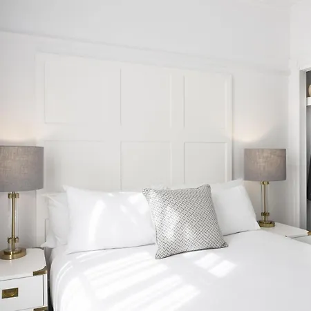 Adina Anzac Square 5*