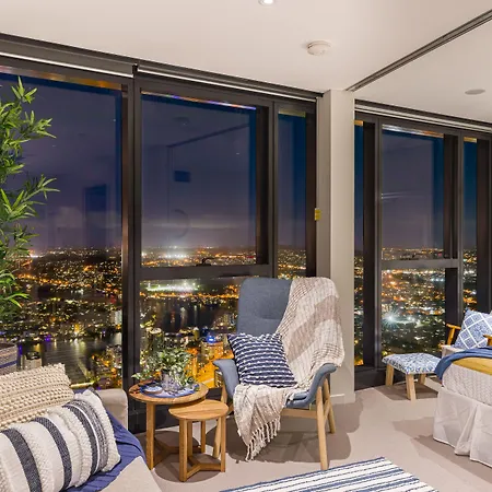Hamptons Retreat On Level 77 In Skytower