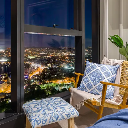 Hamptons Retreat On Level 77 In Skytower Apartment
