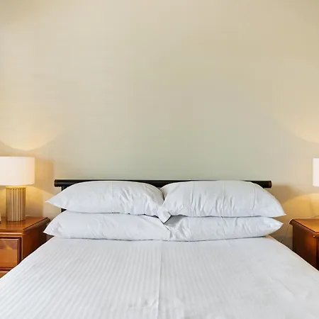 Charming 2-bed With Views *