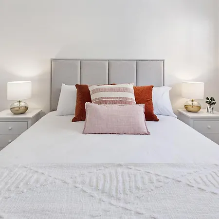 Cosy Unit With Parking Near New Farm Park & River