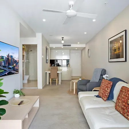 Cosy 1-bed With River Views Pool Gym & Bbq Apartment *