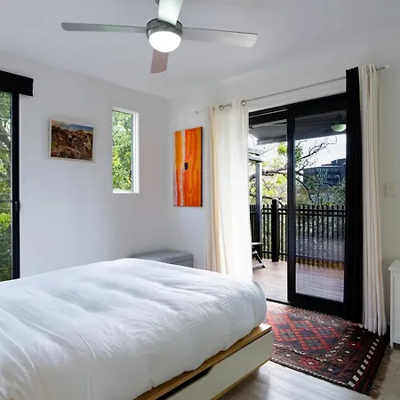 Sophisticated 2-bed With Alfresco Dining Apartment