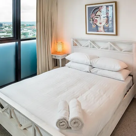 Impeccable 2-bed With Pool & Outdoor Dining