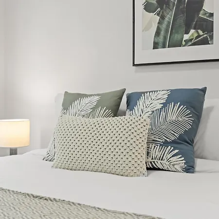 Cosy 2-bed With Pool And Near Qut & Cbd *