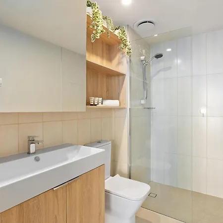 Cosy 1-bed With River Views Pool Gym & Bbq Apartment *