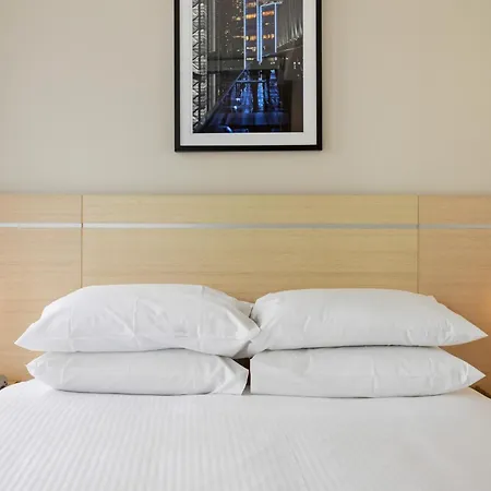 Cosy 1-bed With River Views Pool Gym & Bbq * Brisbane