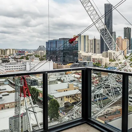 Impeccable 2-bed With Pool & Outdoor Dining Brisbane