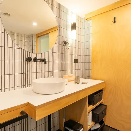 Apartment Quirky Cbd With Pool Sauna And Balcony *