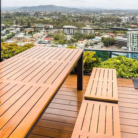 Impeccable 2-bed With Pool & Outdoor Dining Brisbane