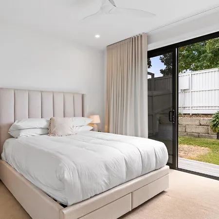 Holiday home Deluxe 4-bed With Pool & Fire Pit