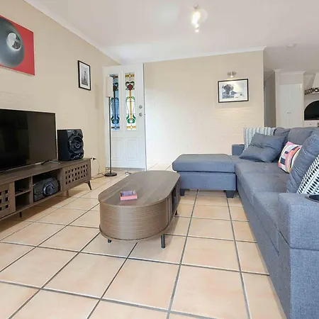 Holiday home Stylish New Farm Retreat W Parking Walk Cafes & River *