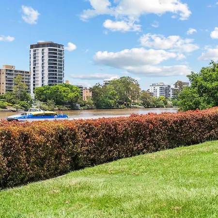 Family-friendly In Vibrant West End Holiday home