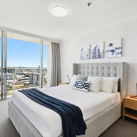 Apartment 2-bed Abode With Swimming Pool Gym & Views *