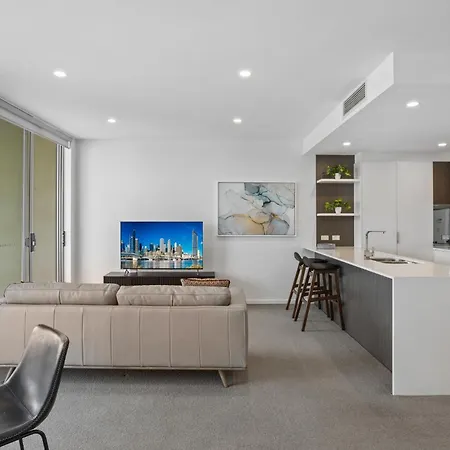 Apartment Sleek 2-bed With Balcony And Communal Bbq Area *