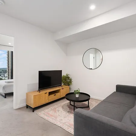 Stunning Views, Location, King Bed, Gym, Pool Apartment