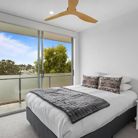 Sleek 2-bed With Balcony And Communal Bbq Area Apartment Brisbane