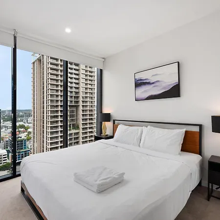 Stunning Views, Location, King Bed, Gym, Pool * Brisbane