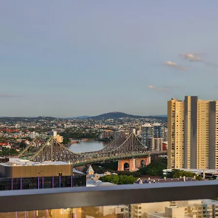 Fortitude Valley 3-bed, Floor And Bridge View