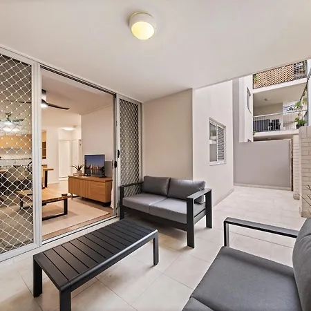 Apartment Vibrant 2-bed With Pool And Gym Access *