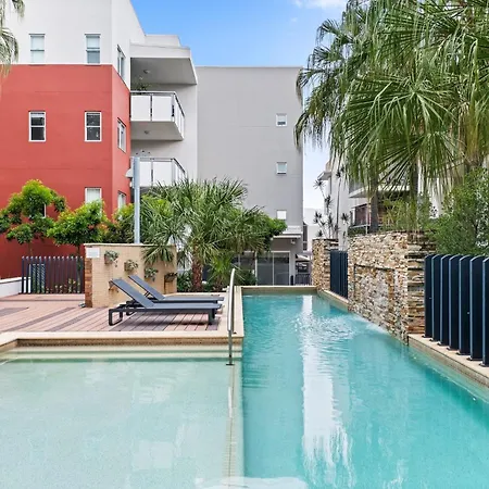 Apartment Vibrant 2-bed With Pool And Gym Access