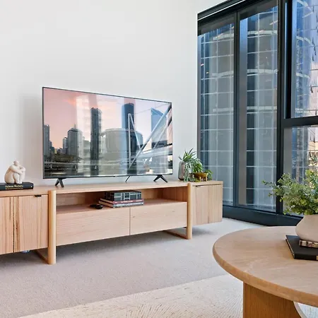 Cbd High-rise 1-bed With Pool, Gym & View *